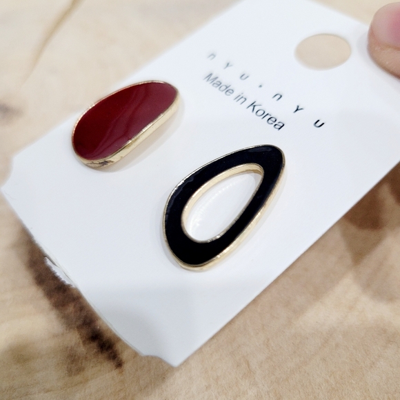 Brand New Gold Tone Red & Black Earrings - Picture 3 of 7